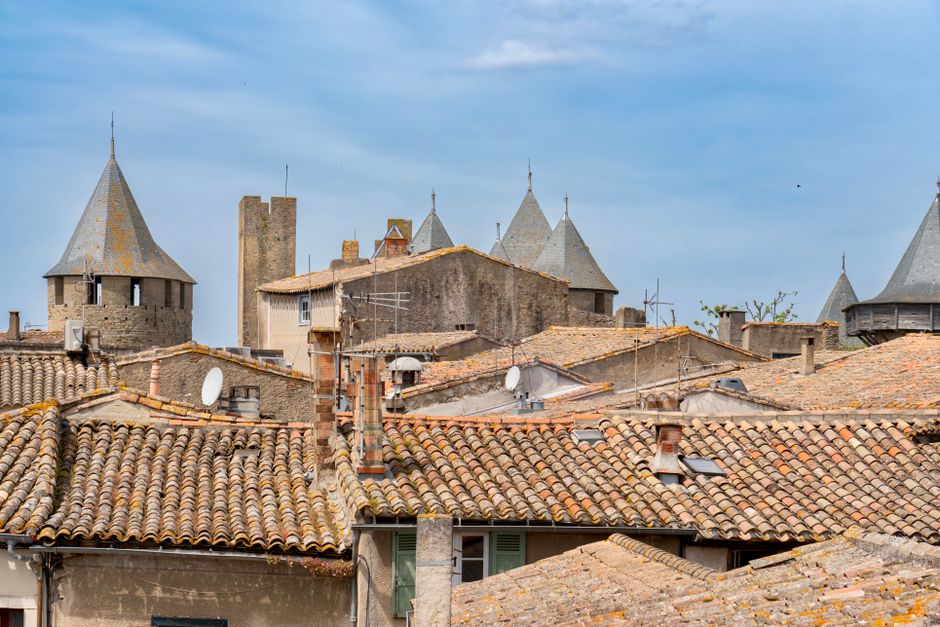 Toits en tuiles de terre cuite d'une vieille ville française