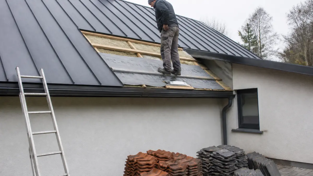Isolation sous toiture : tuiles, ardoise ou bac acier ?