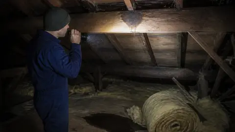 Comment trouver l'origine d'une fuite de toiture ?